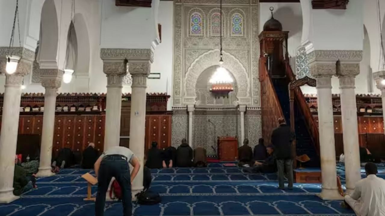 France mosque pigs head